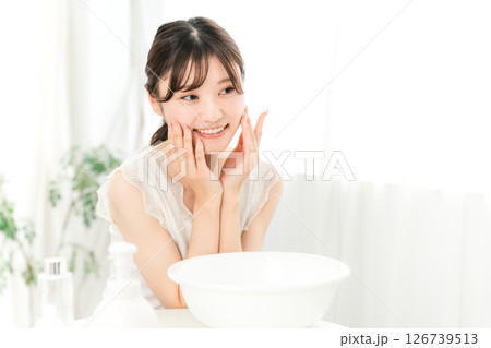 洗顔,スキンケアをする若いアジア人女性 126739513