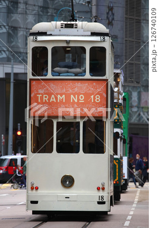 香港の庶民の足「トラム」（路面電車）この車両は貸し切り用。パーティーもできる 126740109