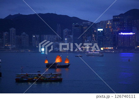 薄暮の香港ビクトリア湾を航行する湾観光船「アクアルナ」(奥)とスターフェリー(手前) 薄暮の香港ビクトリア湾を航行する湾観光船「アクアルナ」(奥)とスターフェリー(手前) 126740111