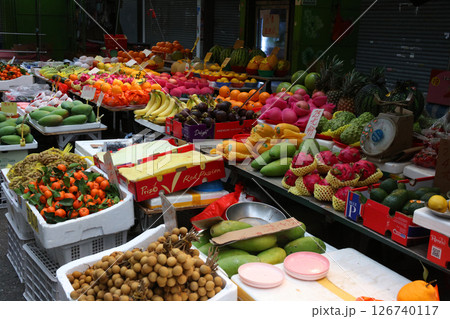 青空市場で売られる、オレンジなどの果物。ほとんどが輸入品。 青空市場で売られる、オレンジなどの果物。ほとんどが輸入品。 126740117