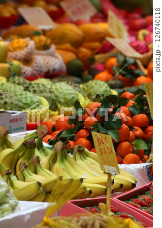青空市場で売られる、オレンジなどの果物。ほとんどが輸入品。 青空市場で売られる、オレンジなどの果物。ほとんどが輸入品。 126740118