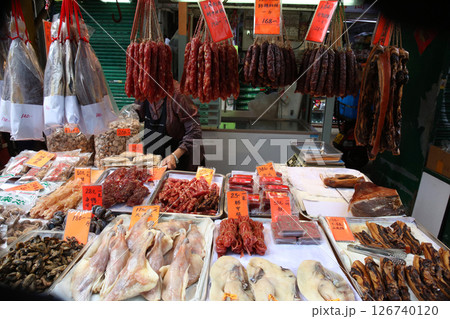 香港・モンコッで売られる塩干し魚ハムユイ（左）と中華ソーセージ（右） 126740120