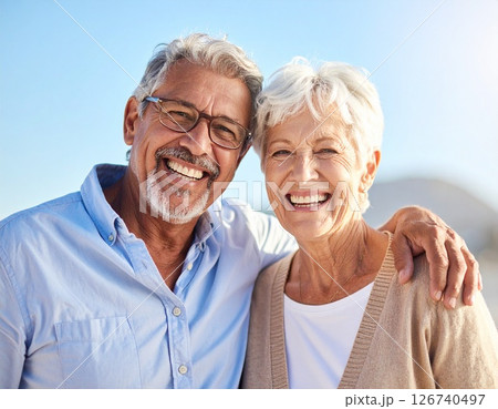 青空の下で寄り添う外国人シニアカップル 126740497