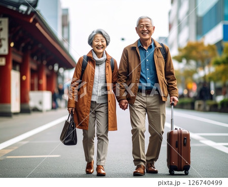 観光地を旅行する高齢日本人カップル 126740499