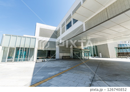 岐阜県岐阜市　快晴の岐阜県図書館 126740852