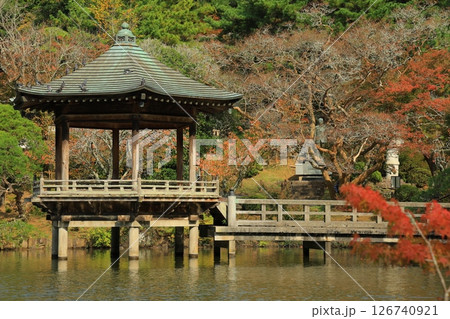 紅葉のある庭園 126740921