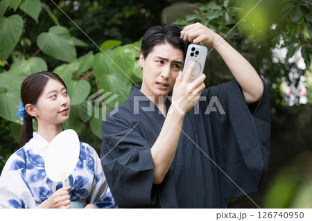 浴衣でデートなのに自分のビジュばかり気にするちょっとナルシストな彼氏とあきれる彼女 ちょっと喧嘩 浴衣でデートなのに自分のビジュばかり気にするちょっとナルシストな彼氏とあきれる彼女 ちょっと喧嘩 126740950
