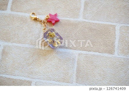 小学生の子供が作った手作りレジン作品。 126741409