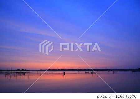 水面に映る朝焼け 水面に映る朝焼け 126741676