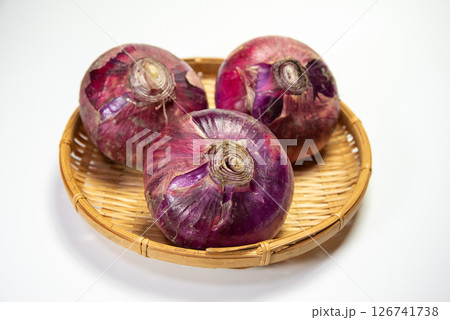 白バックでざるに乗せた紫玉ねぎ 126741738