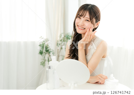 スキンケア,フェイスケアをする若いアジア人女性(頬,潤い,弾力,保湿) スキンケア,フェイスケアをする若いアジア人女性(頬,潤い,弾力,保湿) 126741742