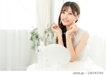 スキンケア,フェイスケアをする若いアジア人女性（頬,潤い,弾力,保湿） 126741743