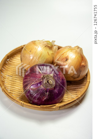 白バックでざるに乗せた黄玉ねぎと紫玉ねぎ 126741755