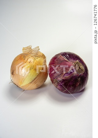 白背景に置いた黄玉ねぎと紫玉ねぎ 126741776