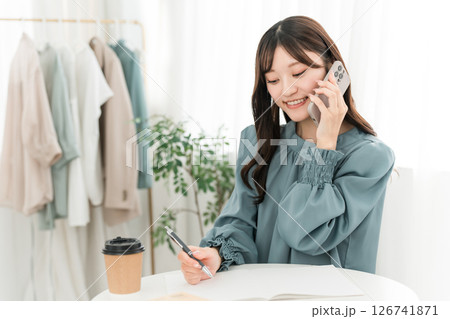 スマホで通話するおしゃれな若いアジア人女性 スマホで通話するおしゃれな若いアジア人女性 126741871