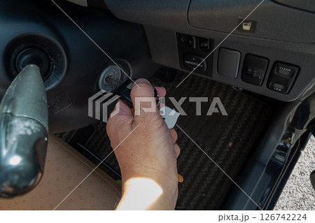 キーシリンダーにカギを挿してエンジンをかける車 126742224