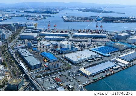 大阪ベイエリアの都市風景　中ふ頭駅周辺 126742270