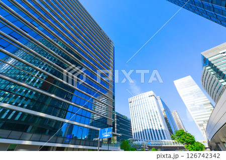 【神奈川県】5月・高層ビルやタワーマンションがそびえる新高島駅周辺の都市風景 【神奈川県】5月・高層ビルやタワーマンションがそびえる新高島駅周辺の都市風景 126742342
