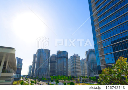 【神奈川県】5月・高層ビルやタワーマンションがそびえる新高島駅周辺の都市風景 126742348