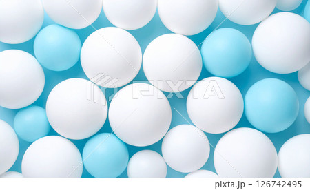 水色と白の風船が並ぶさわやかな背景 126742495