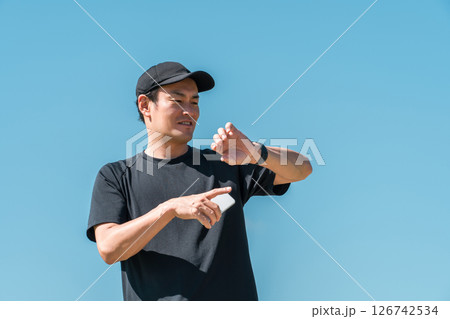 スマートウォッチ,万歩計,歩数計を使い健康管理・ヘルスケアをするスポーツウェア姿の中年男性 126742534