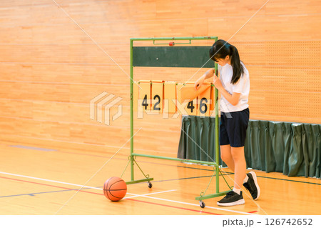 体育館でスコアボードをめくる体操着姿の女子生徒 126742652