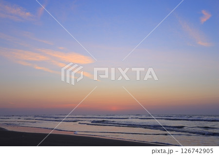 美しい海岸の朝焼け 126742905