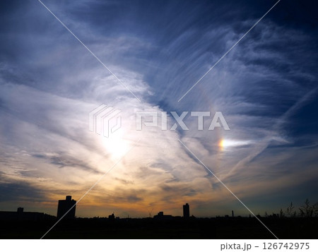 川口市の夕空に現れたハロと幻日 川口市の夕空に現れたハロと幻日 126742975