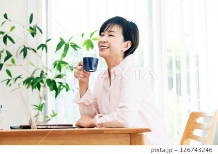 リモートワークをする中高年女性 126743246