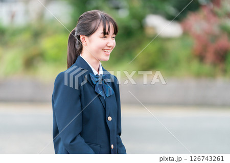 学校の校庭にいる制服姿の中学生・高校生・小学生の女子生徒 学校の校庭にいる制服姿の中学生・高校生・小学生の女子生徒 126743261