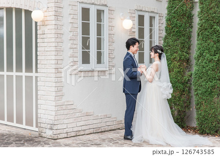 結婚式で結婚式場のガーデンにいる新郎新婦(ガーデンウェディング) 結婚式で結婚式場のガーデンにいる新郎新婦(ガーデンウェディング) 126743585