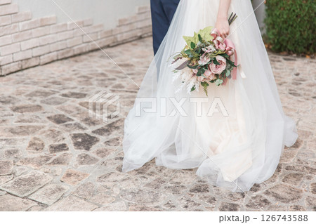 結婚式で結婚式場の庭にいる新郎新婦(ガーデンウェディング) 結婚式で結婚式場の庭にいる新郎新婦(ガーデンウェディング) 126743588
