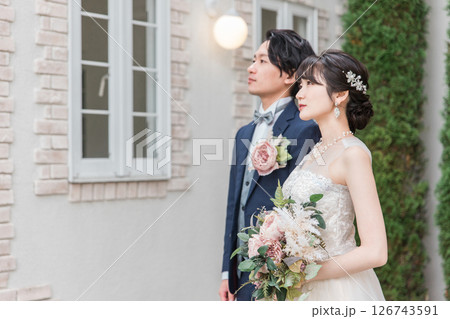 結婚式で結婚式場の庭にいる新郎新婦(ガーデンウェディング) 結婚式で結婚式場の庭にいる新郎新婦(ガーデンウェディング) 126743591