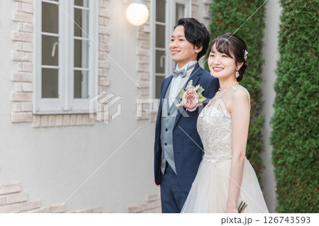 結婚式で結婚式場の庭にいる新郎新婦(ガーデンウェディング) 結婚式で結婚式場の庭にいる新郎新婦(ガーデンウェディング) 126743593