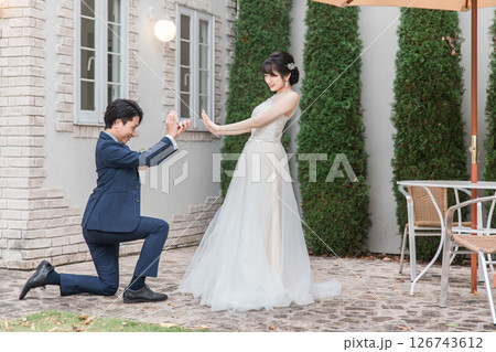 プロポーズを断る・婚約破棄するウェディングドレス姿のアジア人女性 126743612