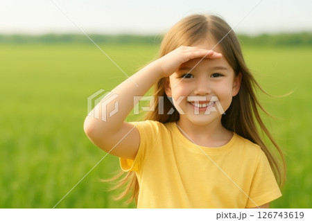 笑顔でこちらを見ている可愛い女の子 126743619