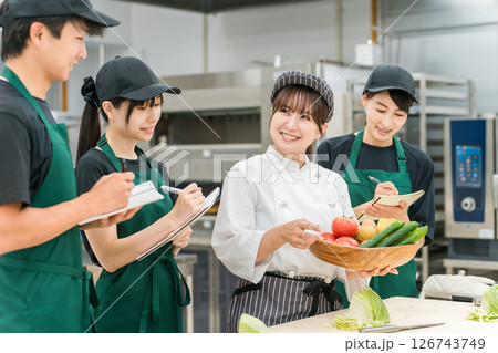 調理師のセミナー・勉強会で教える講師の女性(フードコーディネーター・管理栄養士) 調理師のセミナー・勉強会で教える講師の女性(フードコーディネーター・管理栄養士) 126743749