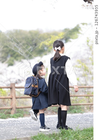 桜と入園式を迎えた3歳の女の子と9歳の姉 桜と入園式を迎えた3歳の女の子と9歳の姉 126743935