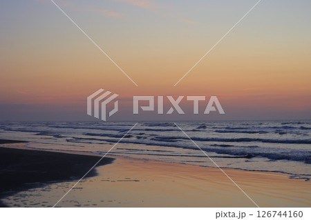 美しい海岸の朝焼け 美しい海岸の朝焼け 126744160