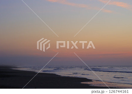 美しい海岸の朝焼け 126744161
