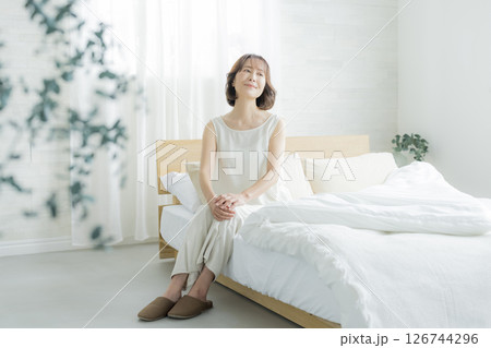 寝室で目覚めるシニア女性 126744296
