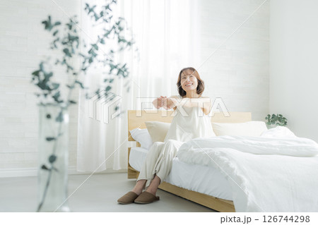 寝室で目覚めるシニア女性 126744298