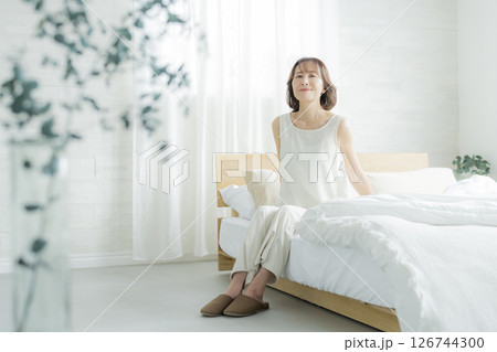 寝室で目覚めるシニア女性 126744300