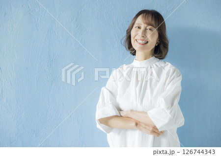 笑顔のシニア女性 126744343