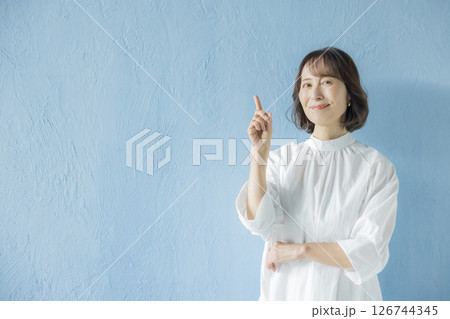 笑顔のシニア女性 笑顔のシニア女性 126744345