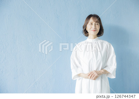 笑顔のシニア女性 笑顔のシニア女性 126744347