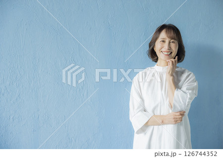 笑顔のシニア女性 笑顔のシニア女性 126744352