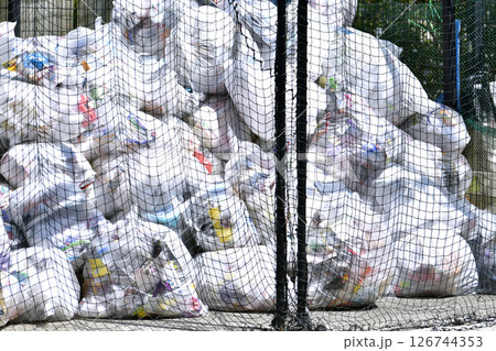 日本の横浜都市景観 5月。プラスチック製容器包装の収集日。街中で見かけた山積みになっているゴミ集積場 日本の横浜都市景観 5月。プラスチック製容器包装の収集日。街中で見かけた山積みになっているゴミ集積場 126744353