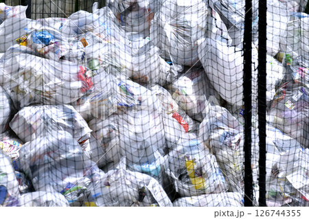日本の横浜都市景観 5月。プラスチック製容器包装の収集日。街中で見かけた山積みになっているゴミ集積場 日本の横浜都市景観 5月。プラスチック製容器包装の収集日。街中で見かけた山積みになっているゴミ集積場 126744355