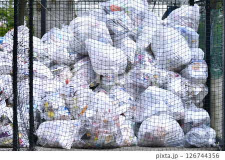 日本の横浜都市景観 5月。プラスチック製容器包装の収集日。街中で見かけた山積みになっているゴミ集積場 日本の横浜都市景観 5月。プラスチック製容器包装の収集日。街中で見かけた山積みになっているゴミ集積場 126744356